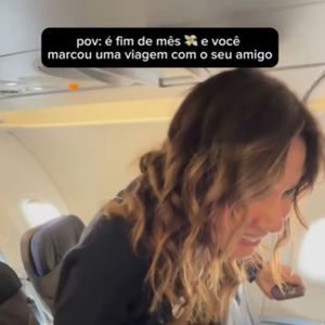 Ao ver seu assento no avião, Luciana Gimenez disparou: 'Achando legal ficar na janela apertada'