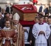 Corpo de Papa Francisco foi carregado e rodeado de líderes religiosos durante sua transferência