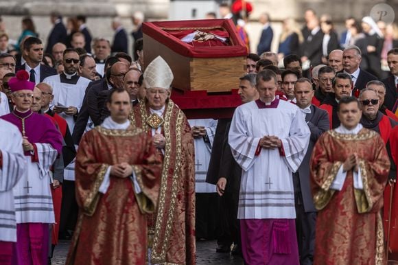 Corpo de Papa Francisco foi carregado e rodeado de líderes religiosos durante sua transferência