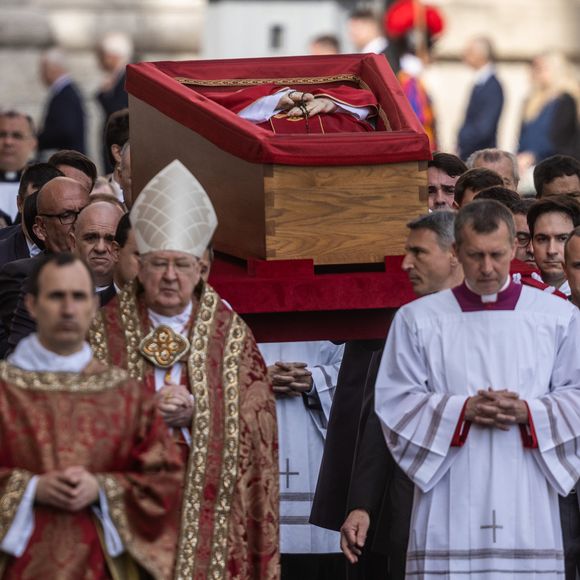 Corpo de Papa Francisco foi carregado e rodeado de líderes religiosos durante sua transferência