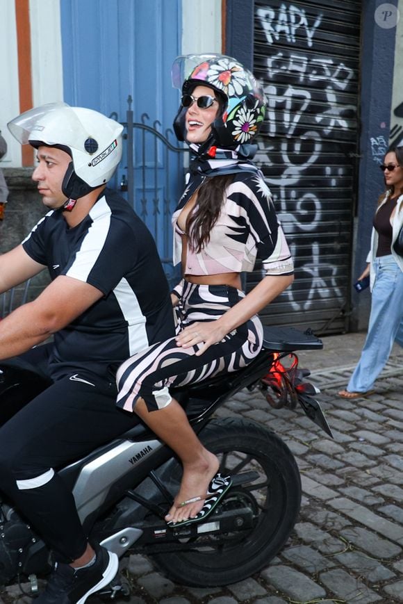 Bruna Marquezine roubou a cena ao chegar no local de mototáxi e com um capacete personalizado