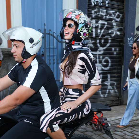 Bruna Marquezine roubou a cena ao chegar no local de mototáxi e com um capacete personalizado