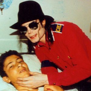 Michael Jackson visitou o menino no hospital um dia após o atropelamento