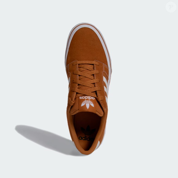 Visual clean e tom caramelo salgado atualizam a memória fashion das plataformas internas que dominaram o street style da década passada