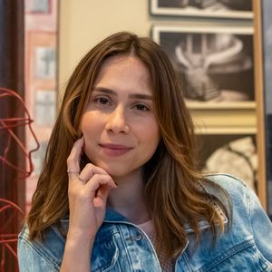 Lucélia (Daphne Bozaski) vivendo seu personagem em 'Três Graças'