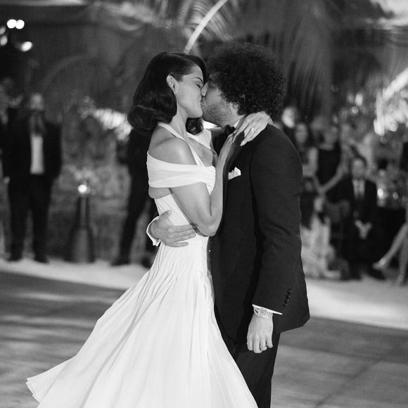 Noiva clássica, moderna e ousada: Selena transita entre estilos em um único dia