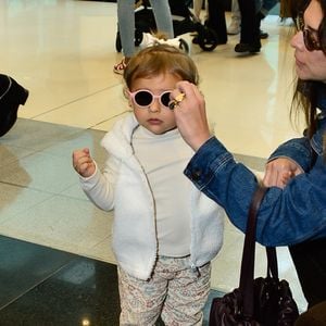 Filha de Fernanda Paes Leme, Pilar esbanja estilo e rouba cena na pré-estreia vip do musical infantil 'Masha e o Urso'