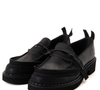Com design marcante e proposta versátil, o mocassim japonês de Yohji Yamamoto é tratado como uma verdadeira joia do guarda-roupa, mas o preço elevado e a dificuldade de importação para o Brasil podem pesar na decisão de compra