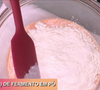 Depois de bater os ingredientes, transfira para uma tigela e acrescente a farinha de trigo e o fermento em pó