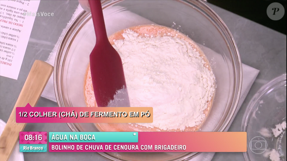 Depois de bater os ingredientes, transfira para uma tigela e acrescente a farinha de trigo e o fermento em pó