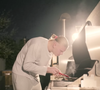 Em um vídeo publicado em seu canal do YouTube, Haaland contou que gosta de preparar sua própria carne no jantar