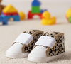 O fechamento com cadarço ajuda no ajuste do calçado, enquanto a estampa animal print acrescenta um toque fashion ao visual infantil