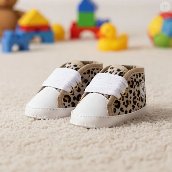 O fechamento com cadarço ajuda no ajuste do calçado, enquanto a estampa animal print acrescenta um toque fashion ao visual infantil
