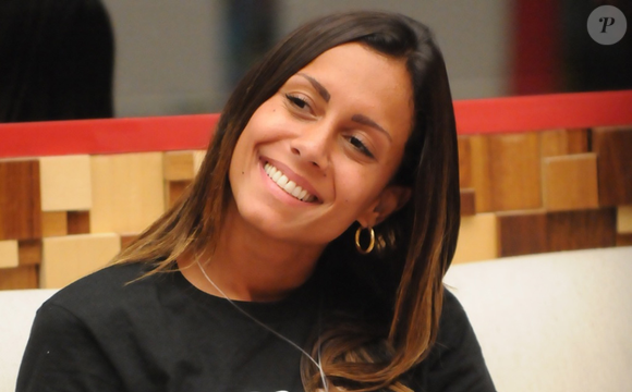 Lia Khey (BBB 10): Lia se encantou por Cadu e Dourado, formando um trio que marcou para sempre a história do programa. Afiada, ela partiu para a guerra para defender seus aliados, gerando memes incríveis como o 'sem fé' na briga com Dícesar, além do 'complexada' contra Elenita!