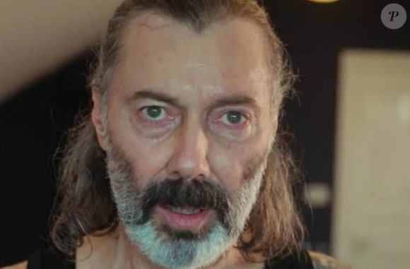 Nezir mata Munir na novela Força de Mulher. O vilão joga mel e abelhas para atacá-lo