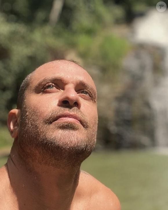 Diogo Nogueira precisou cancelar apresentações após ser diagnosticado com disfonia intensa causada por uma infecção viral que comprometeu suas cordas vocais. O cantor seguirá em repouso