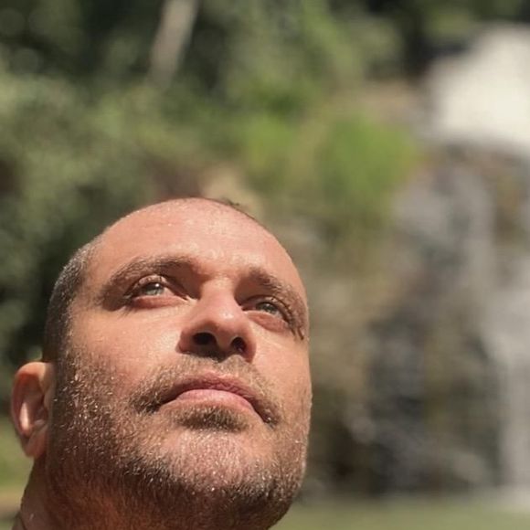 Diogo Nogueira precisou cancelar apresentações após ser diagnosticado com disfonia intensa causada por uma infecção viral que comprometeu suas cordas vocais. O cantor seguirá em repouso
