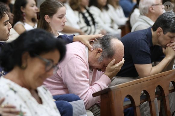 Otávio Muller, ex-marido de Preta e pai de Francisco, se emocionou durante a missa de sétimo dia