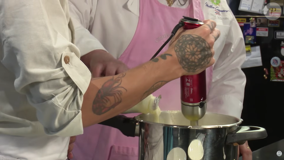 Jacquin dá a dica de adicionar creme de leite aos poucos para deixar a sopa bem cremosa