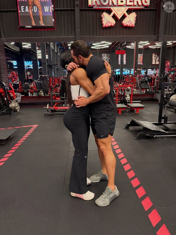 Em publicação nas redes sociais, Gracyanne Barbosa compartilha registros românticos com Gabriel Cardoso e descreve conexão intensa entre o casal desde o início do namoro