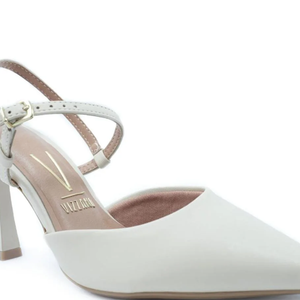 A elegância de Princesa Diana atravessa gerações e inspira comparações com os modelos de festa da Vizzano, que aposta em biqueira fechada e tiras no tornozelo para 2026