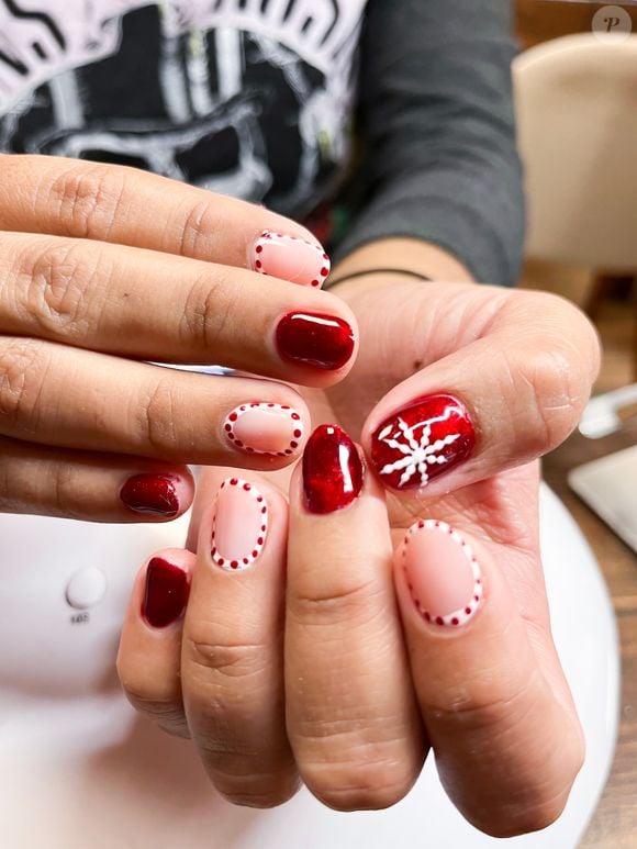 Unhas vermelhas com flocos de neve