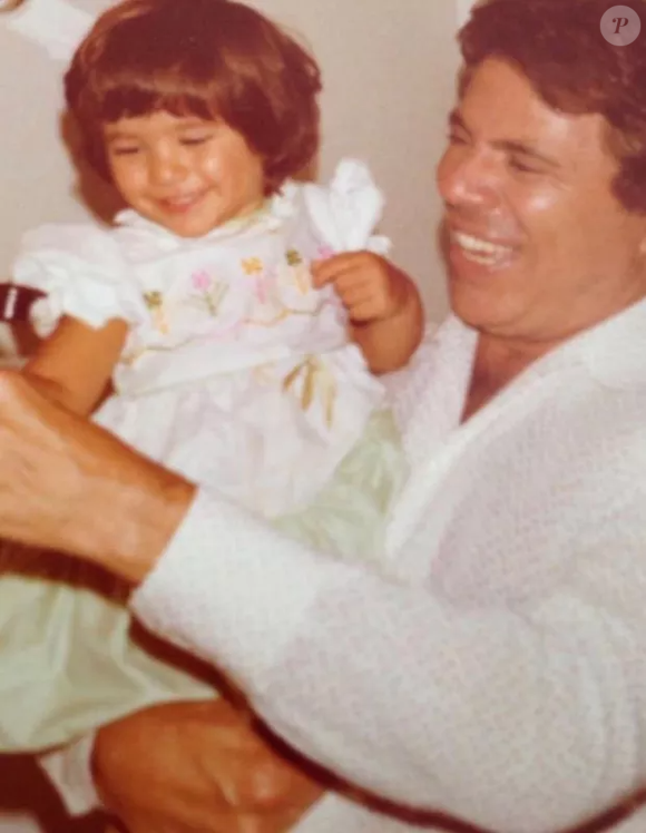 FOTO 9 - Filha de um dos maiores nomes da história da televisão brasileira, essa apresentadora construiu seu próprio espaço diante das câmeras. Atualmente, ela comanda uma tradicional atração dominical do SBT, mantendo vivo um legado que marcou gerações. Será que você mata a charada só de olhar para a foto?