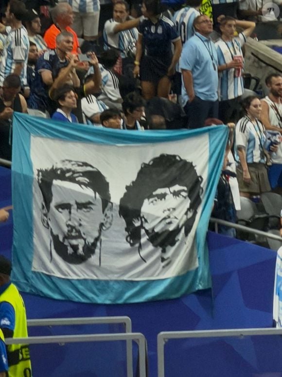 Desenho de Maradona decorda bandeirão da Argentina na Copa 2026. 'Falo como se você não tivesse visto, mas sei que você estava lá acompanhando!', disse filha famosa