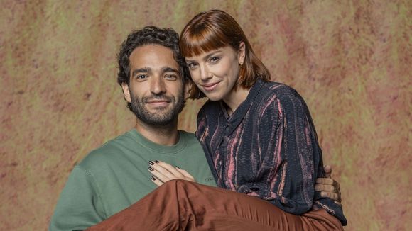 Alice Wegmann explica química com Humberto Carrão dentro e fora da novela 'Vale Tudo': 'Está sendo muito especial'