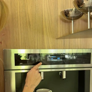 Isa Scherer mantém em sua cozinha um filtro de água que sai tanto água gelada quanto fervente