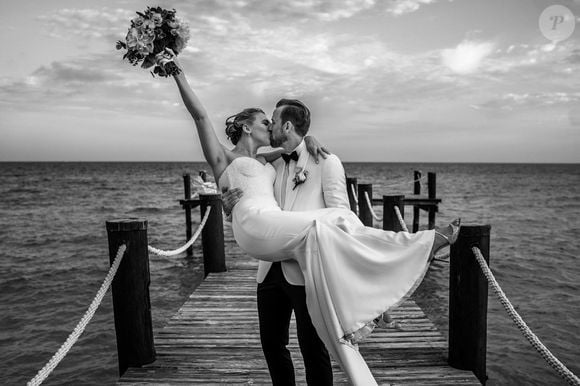 Harry Kane e Katie Goodland oficializaram o casamento após um pedido romântico nas Bahamas. Hoje, o casal vive na Alemanha com os quatro filhos