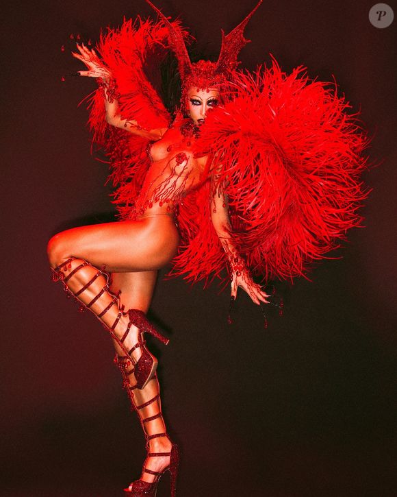 Sabrina Sato veste uma fantasia intitulada ‘Rainha VampVila’, mais uma criação do estilista Henrique Filho