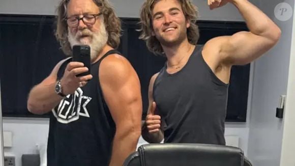 Hoje aos 62 anos, Russell Crowe tem impressionado com seu físico super definido, como nesta foto ao lado do filho