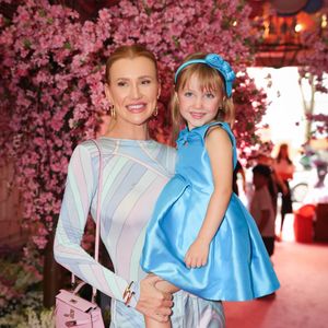 Ana Paula Siebert e filha Vicky esbanjam estilo juntas