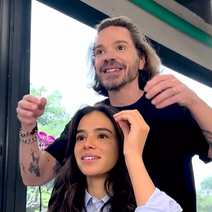 Assinado por Tiago Parente, o novo corte de Bruna Marquezine mistura fios naturais e megahair em um visual alongado e harmonioso, ideal para quem busca sofisticação sem exageros