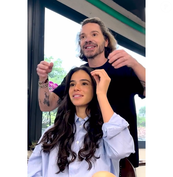 Assinado por Tiago Parente, o novo corte de Bruna Marquezine mistura fios naturais e megahair em um visual alongado e harmonioso, ideal para quem busca sofisticação sem exageros