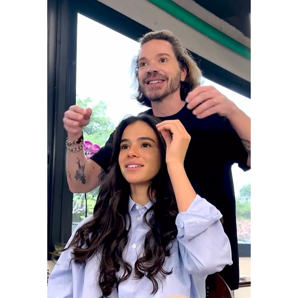 Assinado por Tiago Parente, o novo corte de Bruna Marquezine mistura fios naturais e megahair em um visual alongado e harmonioso, ideal para quem busca sofisticação sem exageros