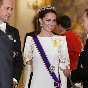 Herdeira do estilo e da tradição: Princesa de Gales encanta ao homenagear a Rainha Mãe com joia centenária durante banquete de Estado em Buckingham