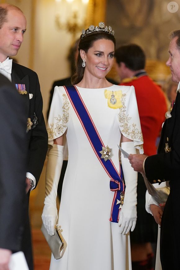 Herdeira do estilo e da tradição: Princesa de Gales encanta ao homenagear a Rainha Mãe com joia centenária durante banquete de Estado em Buckingham