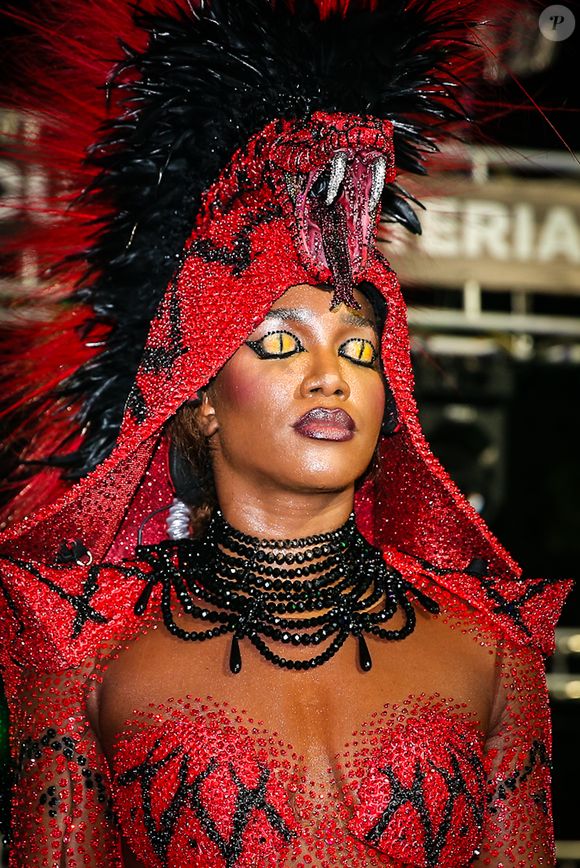 Iza trouxe as pálpebras maquiadas, que viram olhos de serpente