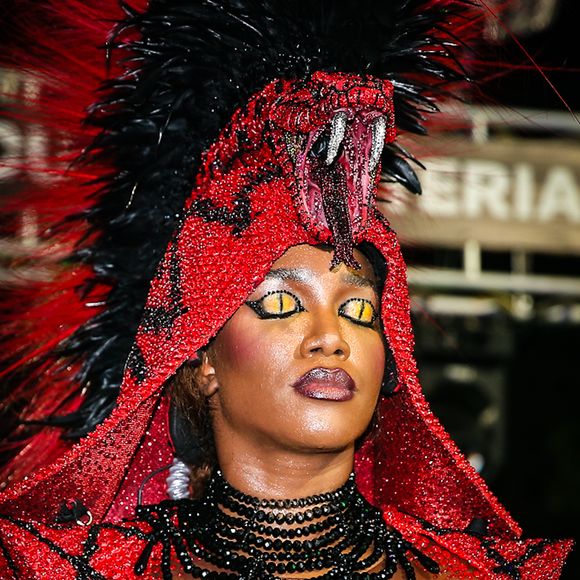 Iza trouxe as pálpebras maquiadas, que viram olhos de serpente