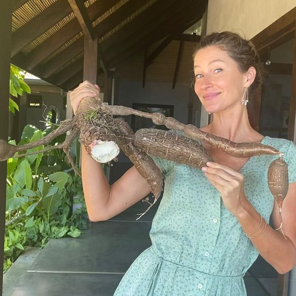 Gisele Bündchen contou, no livro 'Nutrir', que um dos motivos para ter voltado a consumir carne é a saudade que tinha de comer churrasco com o pai na infância
