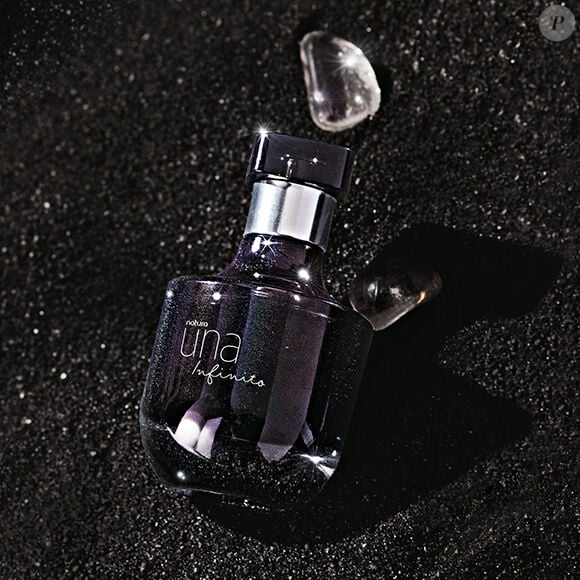 A fragrância Una Infinito da Natura combina a riqueza da ameixa negra com notas amadeiradas e cítricas, criando um perfume adocicado e sofisticado