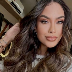 Após um bom tempo morena, Sarah Andrade ensaiou um retorno para o loiro com um visual de luzes