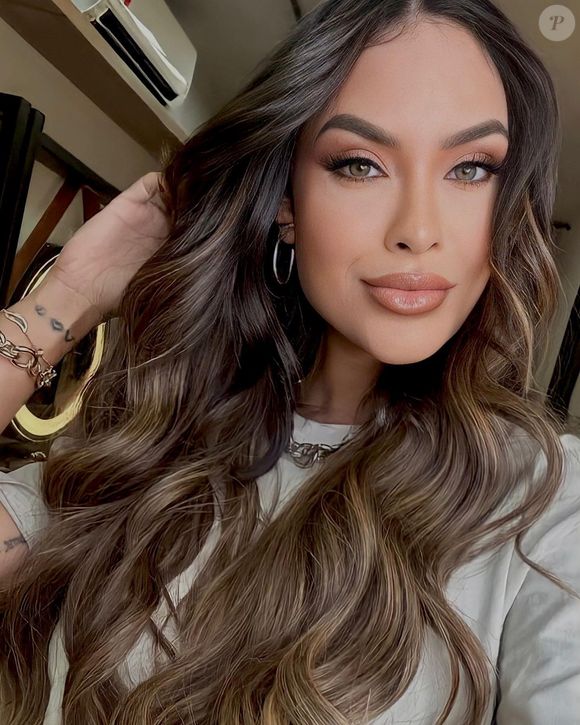 Após um bom tempo morena, Sarah Andrade ensaiou um retorno para o loiro com um visual de luzes