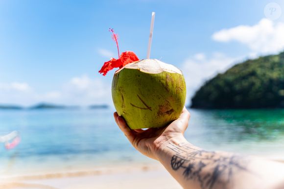 Um dos benefícios da água de coco é na saúde da pele, aumentando a hidratação, ajudando no controle da oleosidade e garantindo um brilho natural
