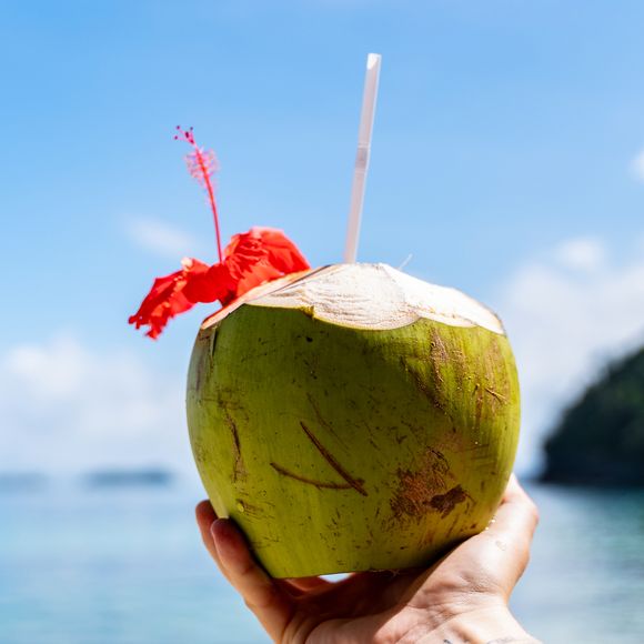 Um dos benefícios da água de coco é na saúde da pele, aumentando a hidratação, ajudando no controle da oleosidade e garantindo um brilho natural