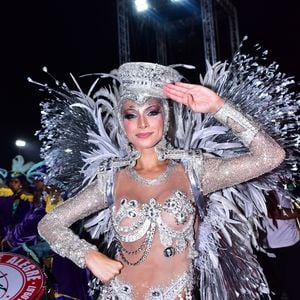 Rainha de Bateria da Mocidade Alegre, Aline Oliveira apostou em uma fantasia transparente toda prateada com um chapéu