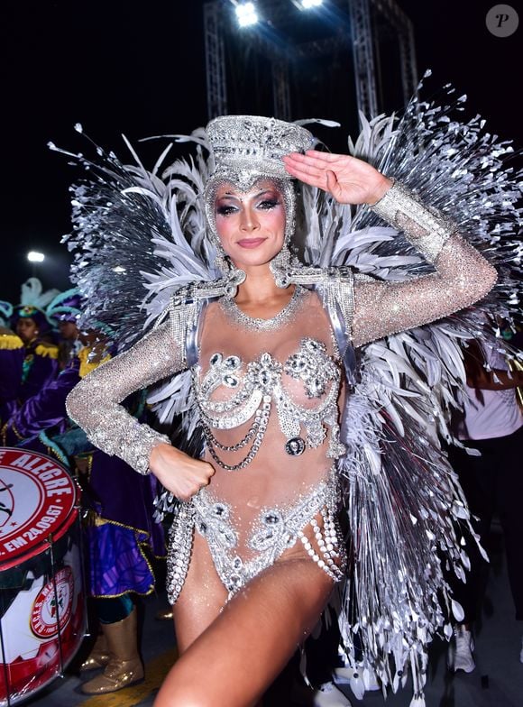 Rainha de Bateria da Mocidade Alegre, Aline Oliveira apostou em uma fantasia transparente toda prateada com um chapéu