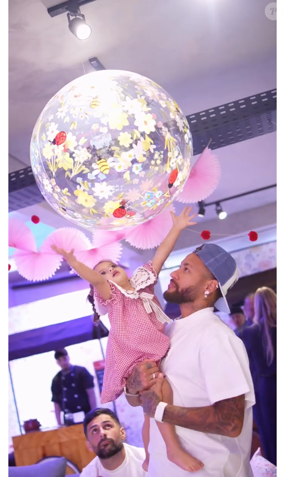 Celebração também contou com balões personalizados de acordo com as aniversariantes, com abelhas e joaninhas